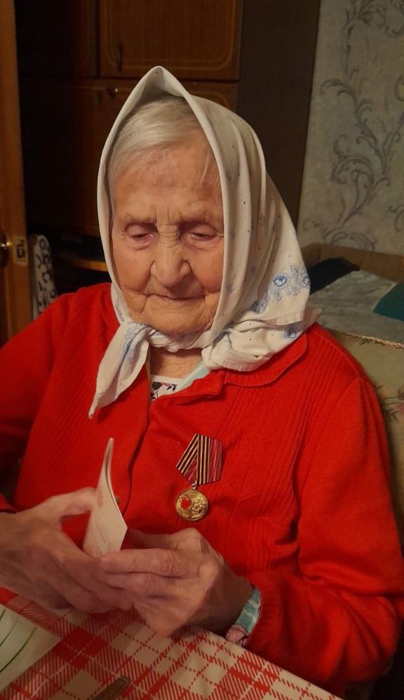 смотрит.jpg смотрит.jpg