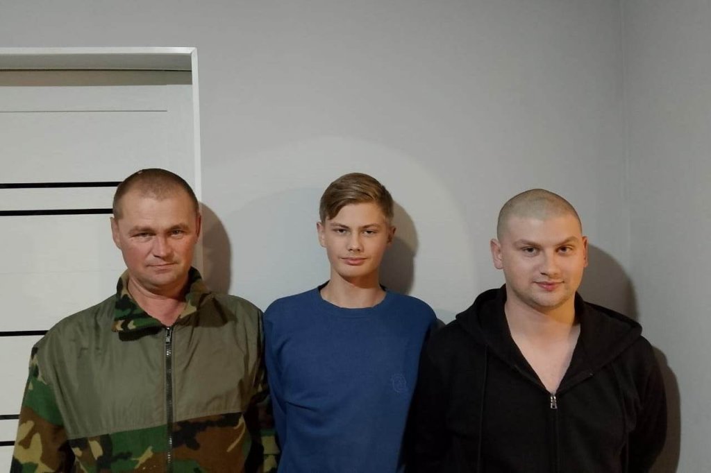 Юрий Цупило с сыновьями Сергеем и Алексеем.jpg Юрий Цупило с сыновьями Сергеем и Алексеем.jpg