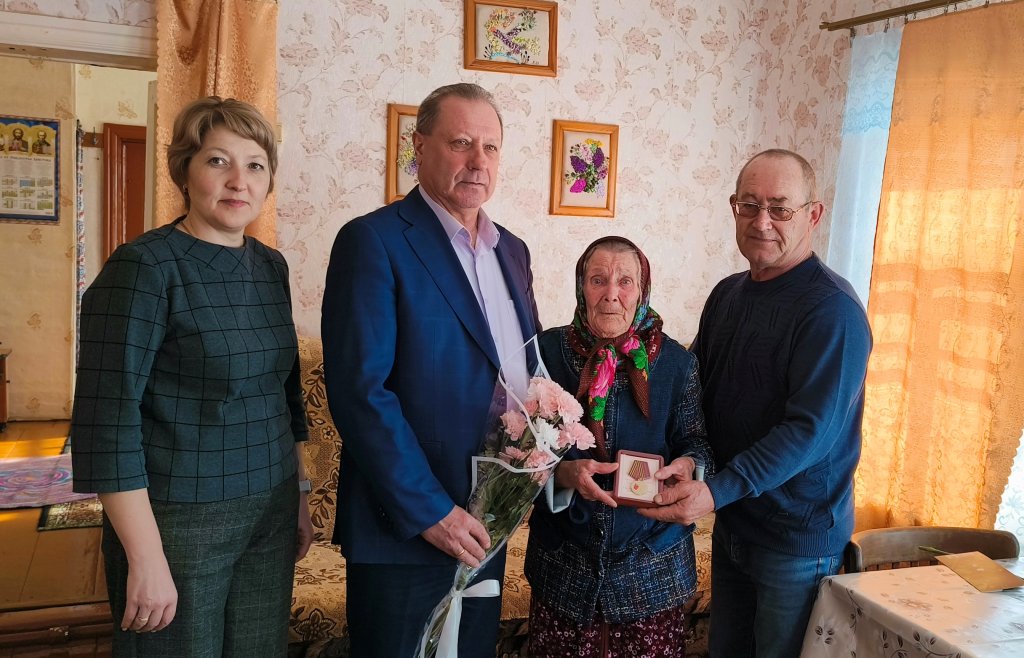 с медалью.jpg с медалью.jpg