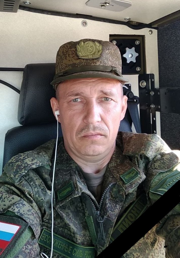 Петров Леонид с лентой.jpg Петров Леонид с лентой.jpg