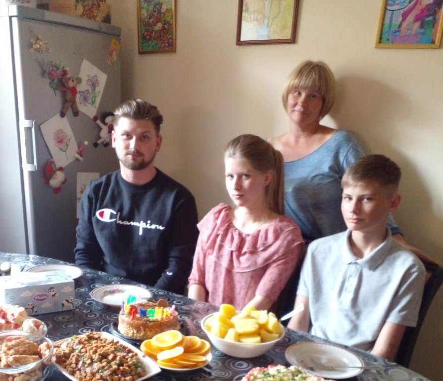 Людмила Цупило с детьми.jpg Людмила Цупило с детьми.jpg