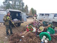 К празднику Пасхи на аркадакском городском кладбище наводится порядок