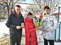 Аркадакские волонтеры дарили прохожим весеннее настроение