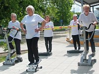 В Аркадакском Центре соцобслуживания для получателей социальных услуг организуют физкультминутки на свежем воздухе