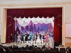 Для самых любимых и родных выступали юные артисты на главной районной сцене