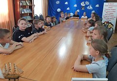 Юные читатели из Аркадака участвовали в командных играх, мастерили кораблики