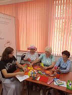 В Центре соцобслуживания населения в творческой мастерской "Доброцентр" пенсионеры проводят время с пользой и для души
