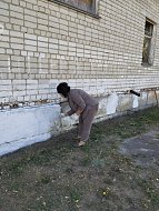 Преподаватели и студенты аркадакского техникума приводят в порядок территорию своего учебного заведения