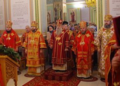 Сегодня Божественную литургию в малиновском храме возглавил митрополит Варсонофий