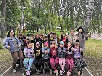 В городском парке дети из пришкольного лагеря соревновались в ловкости, быстроте и силе