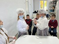 Аркадакские школьники примерили на себя белые халаты