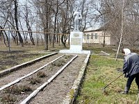 В Большежуравском муниципальном образовании ремонтируют обелиски ко Дню Победы