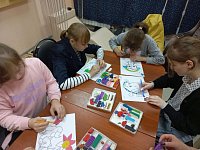 В Аркадаке дети изготавливают пластилиновые картины своими руками