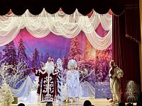 На сцене районного Дома культуры для детей прошёл новогодний спектакль «Невероятные приключения Снегоедов»
