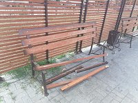 В Аркадаке вандалы сломали лавочку в новом сквере