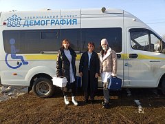 Социальные и медицинские работники посетили жителей Большой Журавки