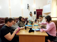 В районном Доме культуры прошёл мастер-класс для родителей кружковцев по изготовлению символа нового года