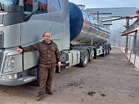 Алексей Савихин легко управляет многотонным "Вольво"