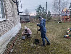 В Красном Знамени идёт опиловка деревьев и уборка общественных территорий