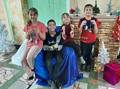 Работники культуры района делают новогодние игрушки своими руками