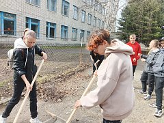 Молодёжь убирает город
