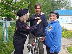 Сотрудники Аркадакской  Госавтоинспекции и "серебряные волонтёры" вручили аркадакцам   георгиевские ленты со световозвращающими элементами
