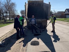 В Аркадаке приступили к ямочному ремонту дорог