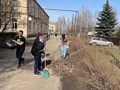 Весна позвала на уборку работников Аркадакской районной больницы
