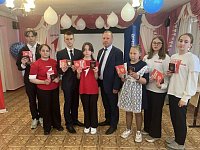 Глава района Николай Луньков вручил паспорта юным активистам-общественникам