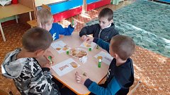 Аркадакские дети мастерят поделки из природного материала