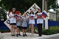 Жителям Аркадака в День Государственного флага России раздают тематические буклеты и сотню лент триколора