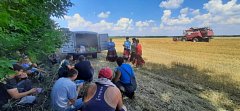 Росташовские артисты подарили музыкальные минуты отдыха труженикам полей