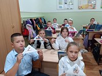 Дети из Аркадака находят слова поддержки для бойцов и пишут их в своих весточках