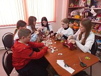 Волонтёры «Победы» приняли участие в изготовлении противопролежневых подушек