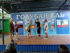 Детский оздоровительный центр "Голубая ель" распахнул двери навстречу девчонкам и мальчишкам