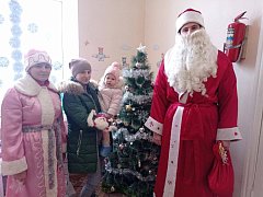 Студенты медицинского колледжа поздравили посетителей детской консультации с предстоящими праздниками