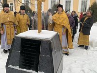 Священники Аркадакского храма совершили заупокойную службу у поклонного креста