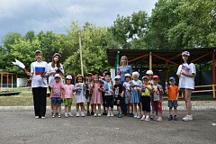 Жителям Аркадака в День Государственного флага России раздают тематические буклеты и сотню лент триколора