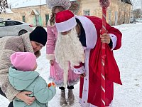 Врачам и пациентам Аркадакской районной больницы дарили мандарины
