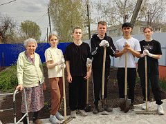 Волонтёры трудились на приусадебных участках пожилых аркадакцев