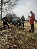 Молодёжь убирает город