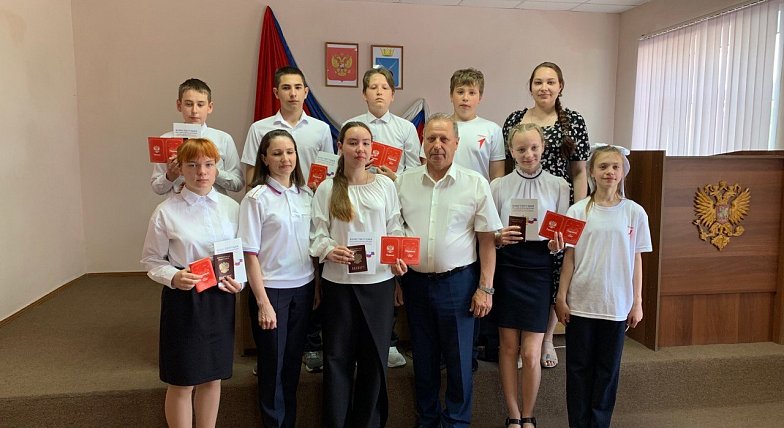 Первые паспорта вручили аркадакским школьникам 