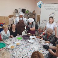В Центре соцобслуживания учились готовить полезные конфеты