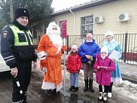 Правила дорожного движения аркадакцы повторяли вместе с Дедом Морозом и Снегурочкой