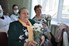 Сегодня поздравления принимали работники скорой помощи