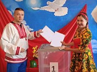 Участники творческого коллектива «Арк-бэнд» пришли голосовать в ярких народных костюмах
