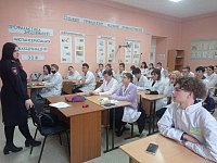 С первокурсниками медицинского колледжа беседовали о правилах безопасности на объектах железной дороги
