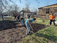 Студенты Аркадакского медицинского колледжа помогли пожилым жителям  Аркадака в наведении порядка на приусадебных участках