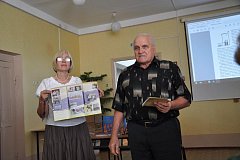 Пётр Африкантов подарил Аркадакской районной библиотеке глиняные игрушки и свои авторские книги 