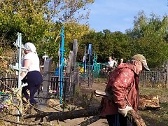 Жители Чиганака убрались на местном кладбище